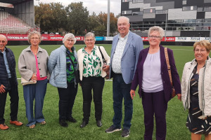 vrijwilligers en deelnemers van de senioren vakantieweek in gesprek met Koningin Máxima